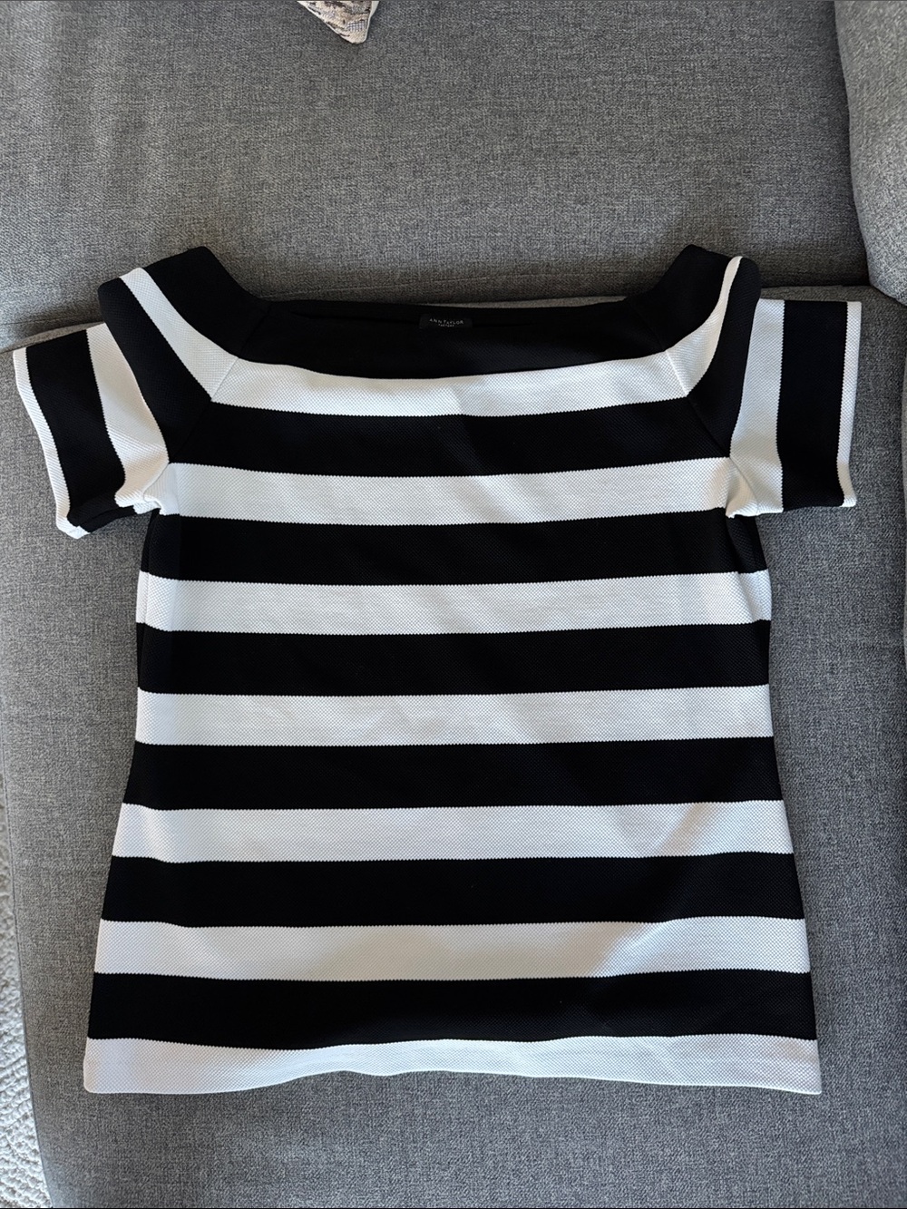 Ann Taylor factory stretch knit black and White top